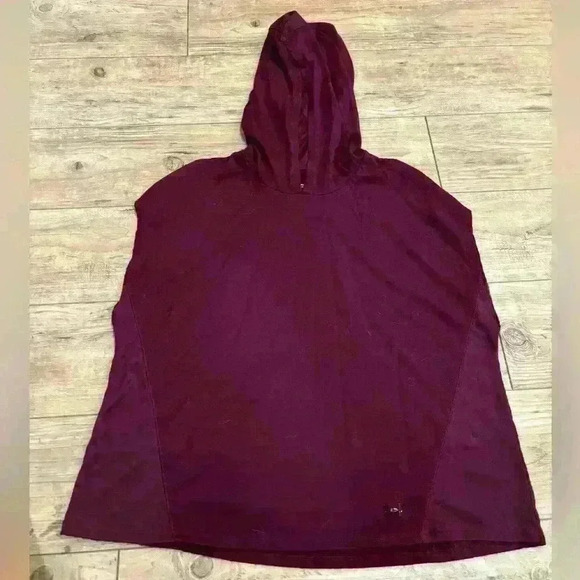 Under Armour Tops - Woman’s Under Armour Maroon Sleeveless hooded Activewear Shirt Size Small